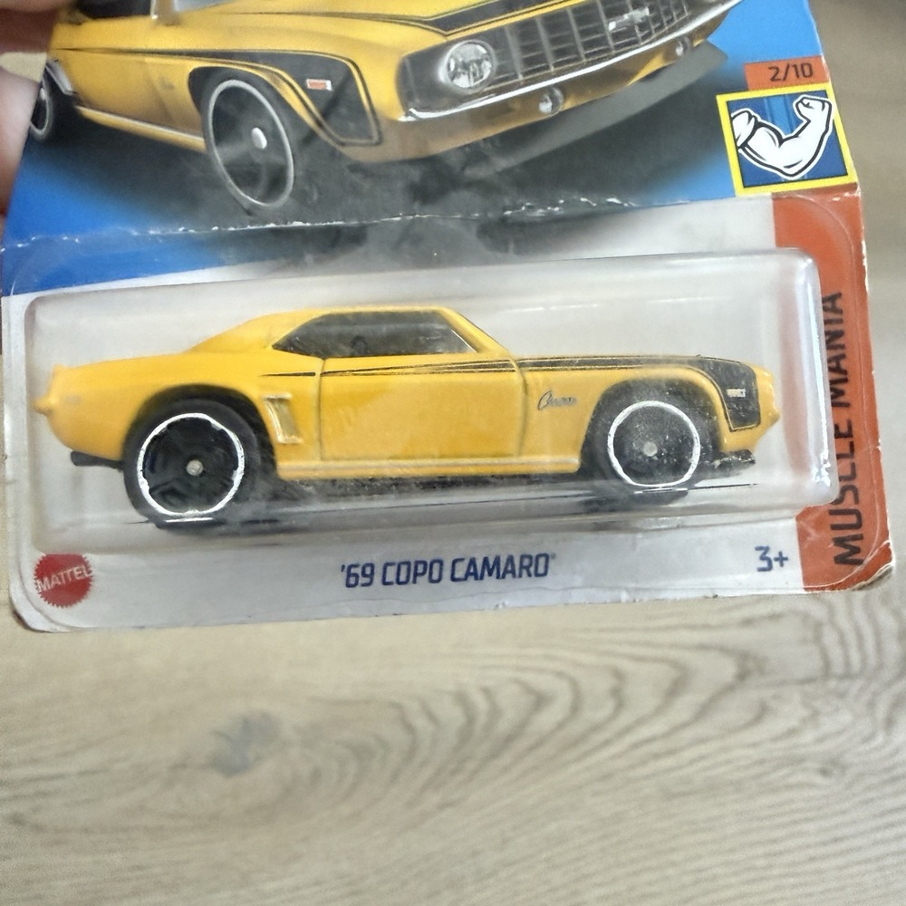 2022 Hot Wheels '69 COPO Camaro Yellow Muscle Mania 2/10 #193/250 HCX82 - Picture 4 of 4